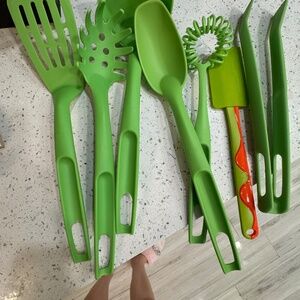 7-piece plastic set with spatula, stirrer, tongs, two pasta stirrers; grill